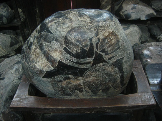 Kopfoperation mit zwei Weisen
                            (Chirurgen), die mit dem Zirkel das Loch
                            herausschneiden 02