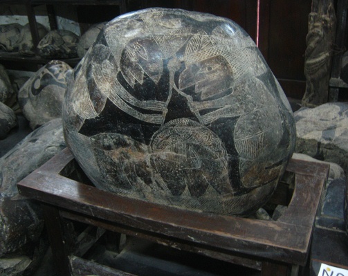 Kopfoperation mit zwei Weisen
                            (Chirurgen), die mit dem Zirkel das Loch
                            herausschneiden, Nahaufnahme