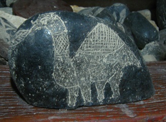 Dinosaurier mit einer Pyramide