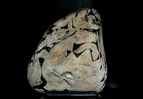 Ein Weiser mit einem Beil mit einem
                          Dinosaurier, und oben sind die Sonnen 03