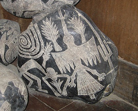 Gravierte Steine mit den Linienbildern
                          von Nasca: Affe, Condor-Adler und Echse