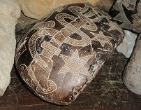 La piedra con el serpiente de ADN