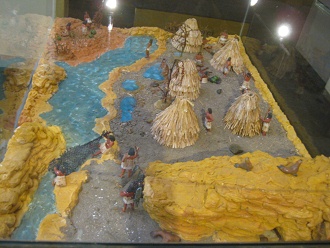 Die Vitrine mit einem Steinzeit-Modell der
                      J�ger und Sammler und der ersten Landwirtschaft,
                      Sicht von oben