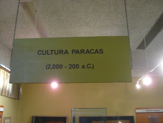 Die Tafel am
                          Eingang zum Bereich der Paracas-Kultur
                          (2000-200 v.Chr.)