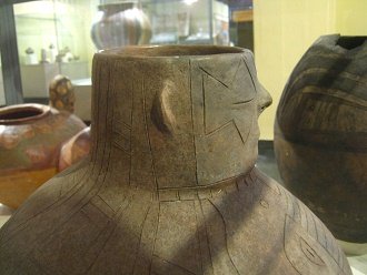 Grosses Keramikgef�ss mit dem
                                  Ausguss in Form eines Kopfes,
                                  Nahaufnahme