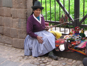 Stickereiverk�uferin mit
                            Taillen-Webstuhl in Cusco 2009