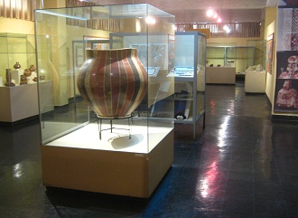 Vitrine mit grosser Nasca-Keramik 02