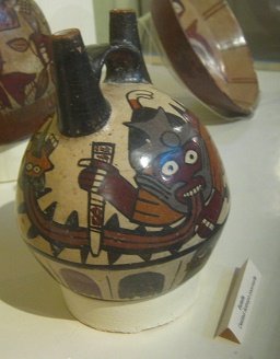 Keramikflasche der Nasca-Kultur, die
                              Gottheit h�lt ein Messer in der Hand