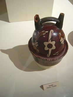Botella de cer�mica de la cultura
                                  Nazca con colibr�s (02) volando
                                  alrededor de una flor
