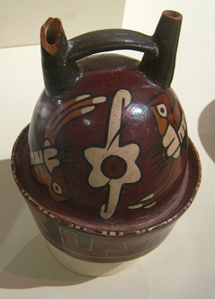 Botella de cer�mica de la cultura
                                  Nazca con colibr�s (02) volando
                                  alrededor de una flor, primer plano
                                  01