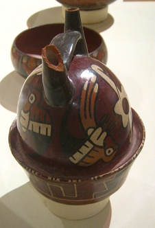 Botella de cer�mica de la cultura
                                  Nazca con colibr�s (02) volando
                                  alrededor de una flor, primer plano
                                  02