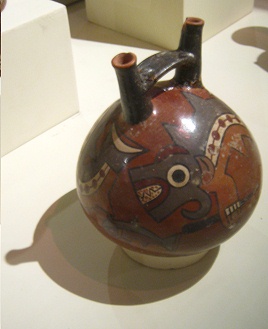 Botella de cer�mica de la cultura
                                  Nazca con el orca, primer plano de los
                                  dientes