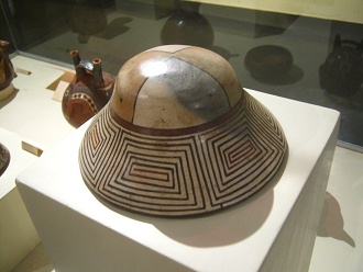 Un
                          plato de cer�mica de la cultura Nazca con
                          espirales rect�ngulas
