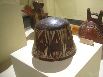 Una
                          sopera de cer�mica de la cultura Nazca con
                          ara�as