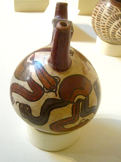 Keramikflasche mit aufgemalten Augen
                              und Zungen 02