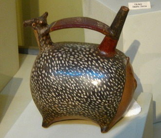 Keramikflasche der Nasca-Kultur in Form eines
                      Lama oder Vicunia