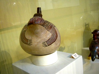 Keramikflasche der Nasca-Kultur in
                              Form einer Kr�te, Sicht von vorn