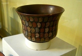 Sopera de cer�mica Nazca con un dise�o
                            de pimientos