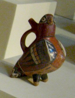Botella de cer�mica de la cultura
                              Nazca en forma de un loro, vista lateral