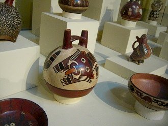 Botella de cer�mica de la
                                    cultura Nazca con un felino