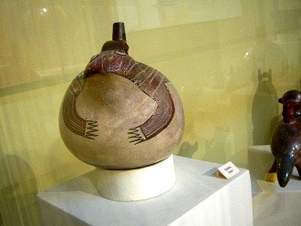 Botella de cer�mica de la
                                    cultura Nazca en forma de un sapo,
                                    vista de frente