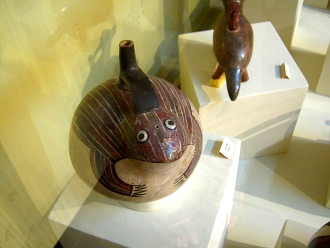 Botella de cer�mica de la
                                    cultura Nazca en forma de un sapo,
                                    vista de arriba