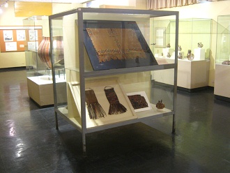 Die R�ckseite der
                Vitrine mit Geweben der Nasca-Kultur