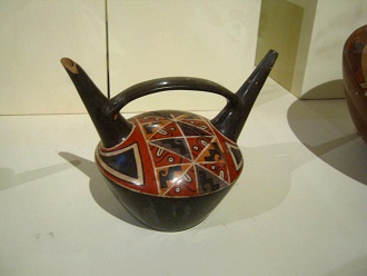 Keramikflasche der Wari-Kultur mit
                              Treppen-Design