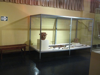 Vitrine der Wari-Kultur mit einem grossen
                      Krug und Waffen