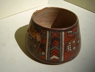 Tasa de cer�mica de la cultura Wari con
                            caras