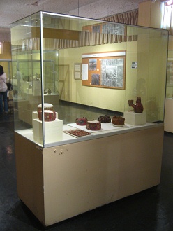 Vitrine mit M�tzen der Wari-Kultur