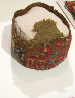 Kappe
                              der Wari-Kultur, Nahaufnahme