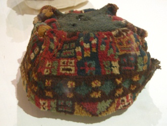 Kappe
                              der Wari-Kultur, Nahaufnahme