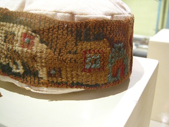 Band einer M�tze der Wari-Kultur 01, Detail
                      02