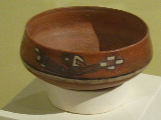 Ceramic plate of Chincha
                                    culture with a bird, close-up