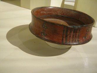 Ceramic plate of Chincha
                                    culture with three extraterrestrials
                                    with antennas and graphic designs on
                                    the border 02