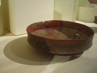 Ceramic plate of Chincha
                                    culture with modeled lizard in the
                                    middle 02