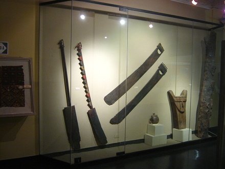 Showcase with oars of Chincha
                              culture