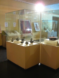 Vitrine mit schwarzer Keramik der
                            Inka-Kultur