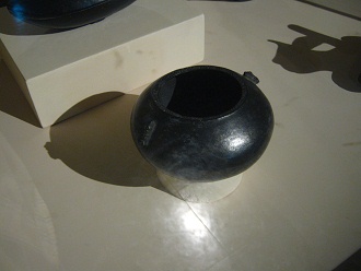 Schwarze Keramikschale der
                                    Inka-Kultur