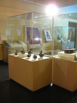 Showcase with black ceramics of Inca
                          culture