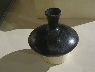 Black ceramic can of Ica culture 01