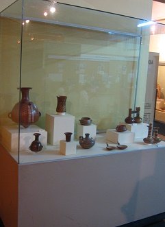 The second showcase with Inca ceramics
                            with geometric designs
