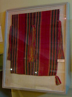 Multicolored woolen cape of Inca
                            culture (in Quechua: uncu)
