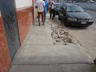 Hueco gigante en la acera de la avenida
                        Tupac Am�ru lleno con piedras de manera salvaje