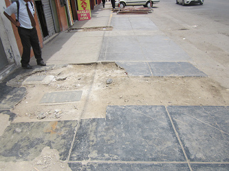 Hueco gigante llenado con tierra en la
                      avenida Tupac Am�ru en Comas - siempre hay polvo