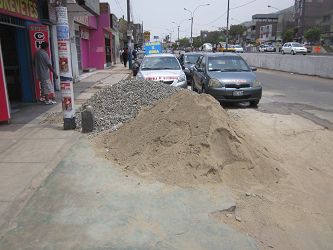 Cochinada en la avenida Tupac Am�ru con
                        materiales para cemento que no es usado (!!!)