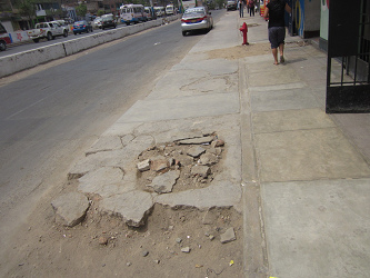 Hueco gigante llenado con tierra en la
                        avenida Tupac Am�ru en Comas - siempre hay
                        polvo