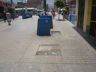 Huecos
                        gigantes en la zona peatonal de la avenida
                        Espa�a en Comas