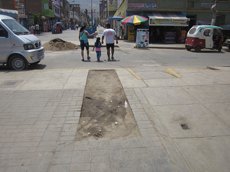 Hueco gigante en la zona peatonal de la
                        avenida Espa�a en Comas